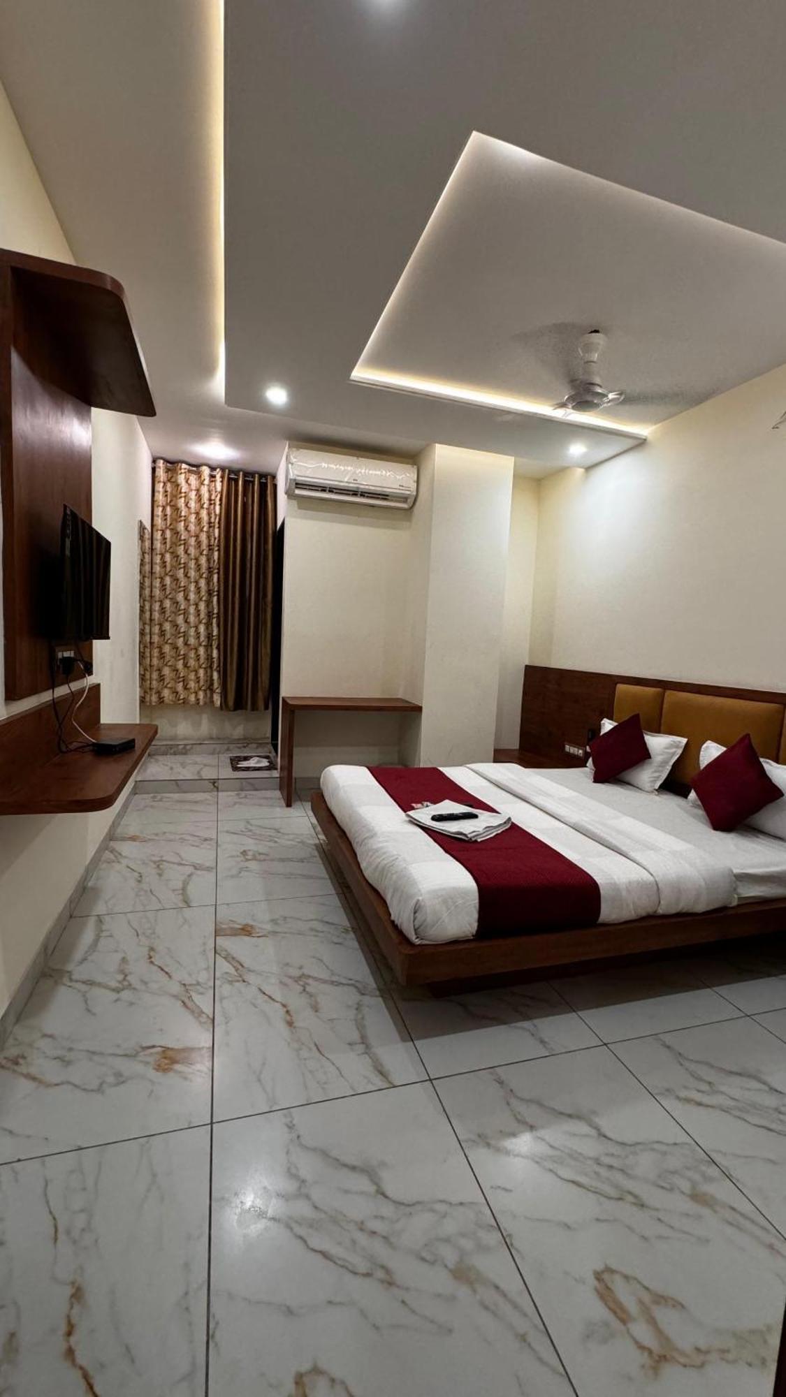 Hotel Prakasham 우자인 외부 사진
