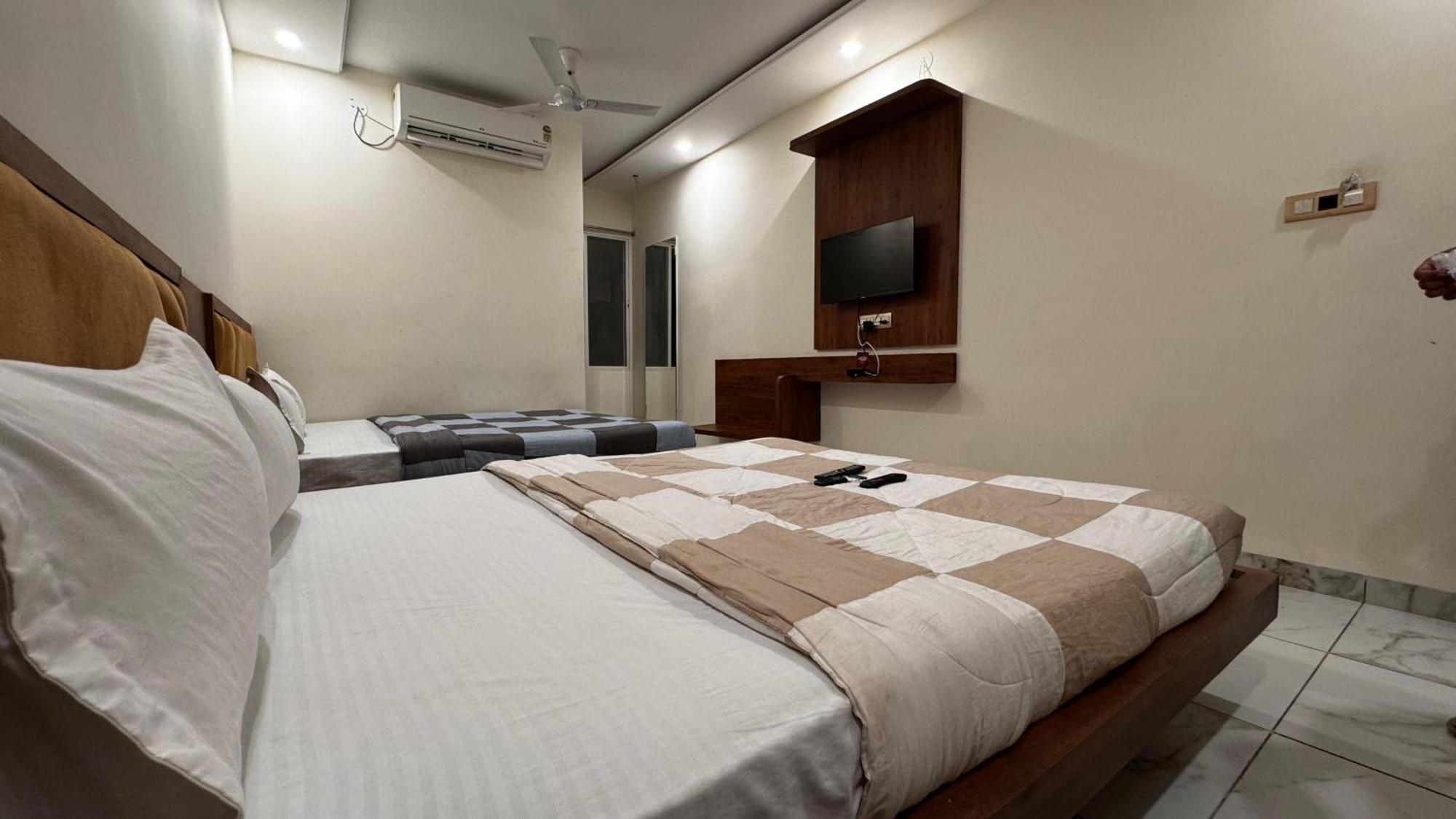 Hotel Prakasham 우자인 외부 사진