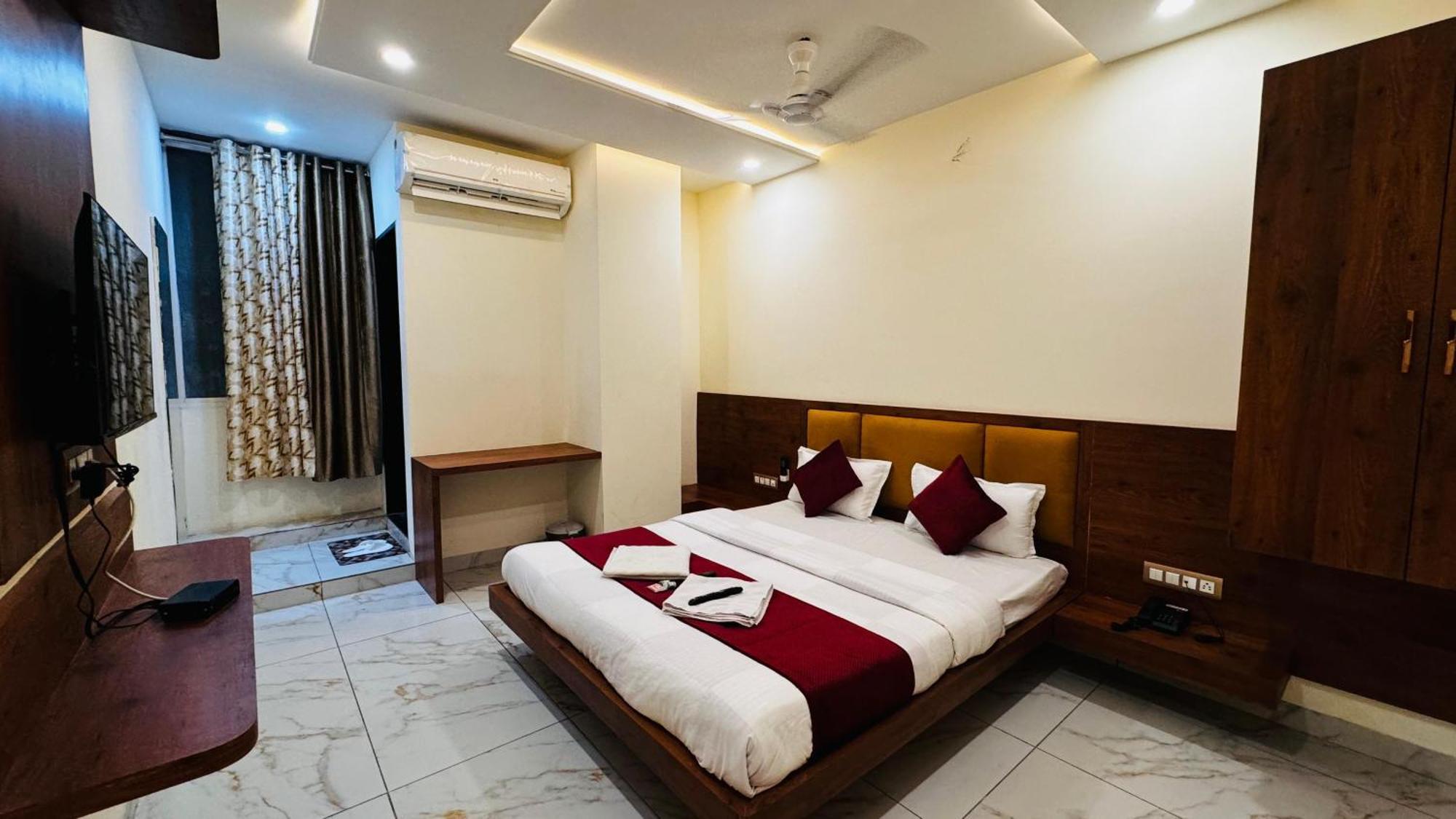 Hotel Prakasham 우자인 외부 사진