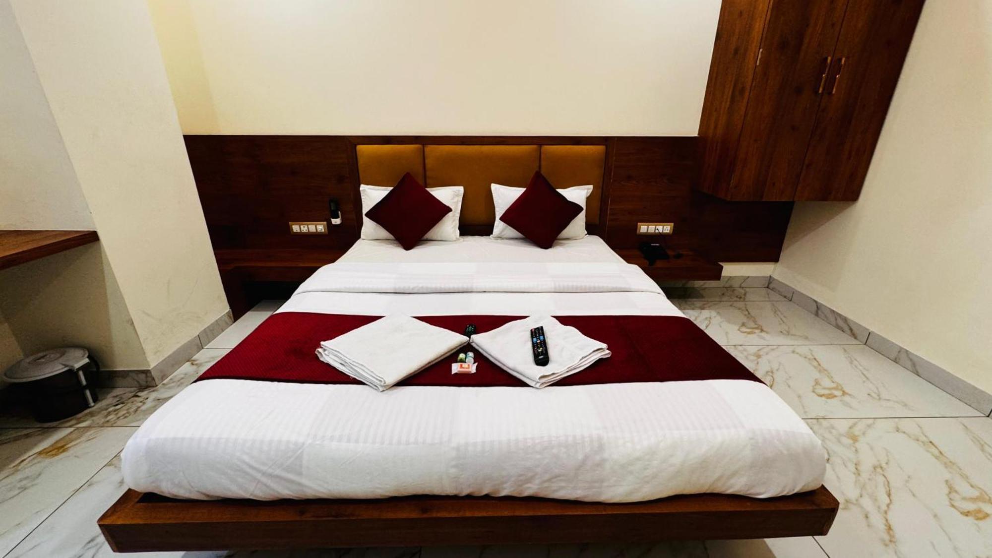 Hotel Prakasham 우자인 외부 사진