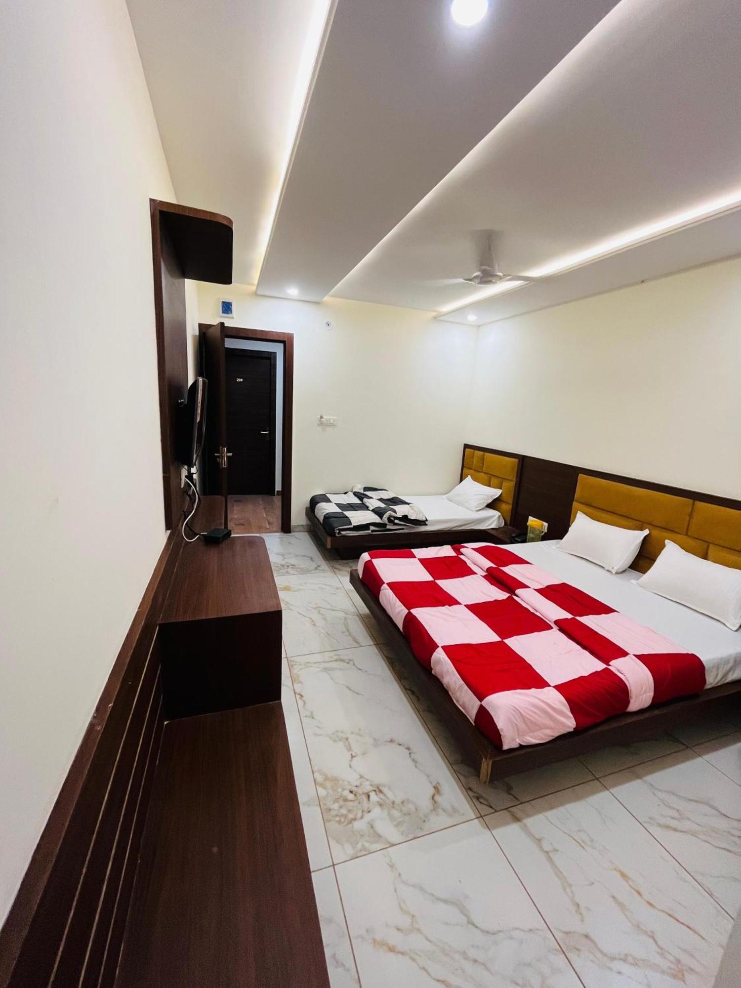 Hotel Prakasham 우자인 외부 사진