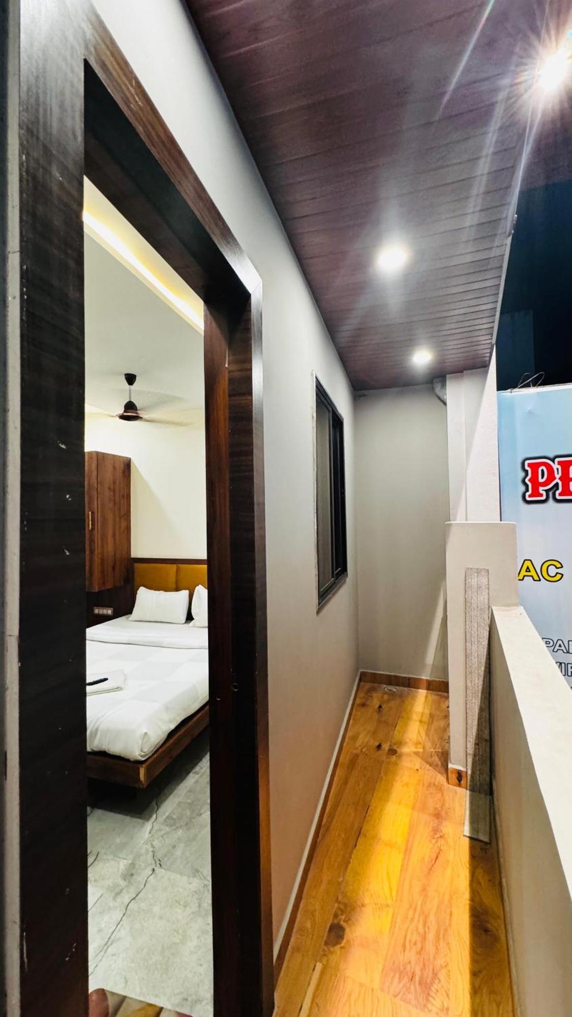 Hotel Prakasham 우자인 외부 사진