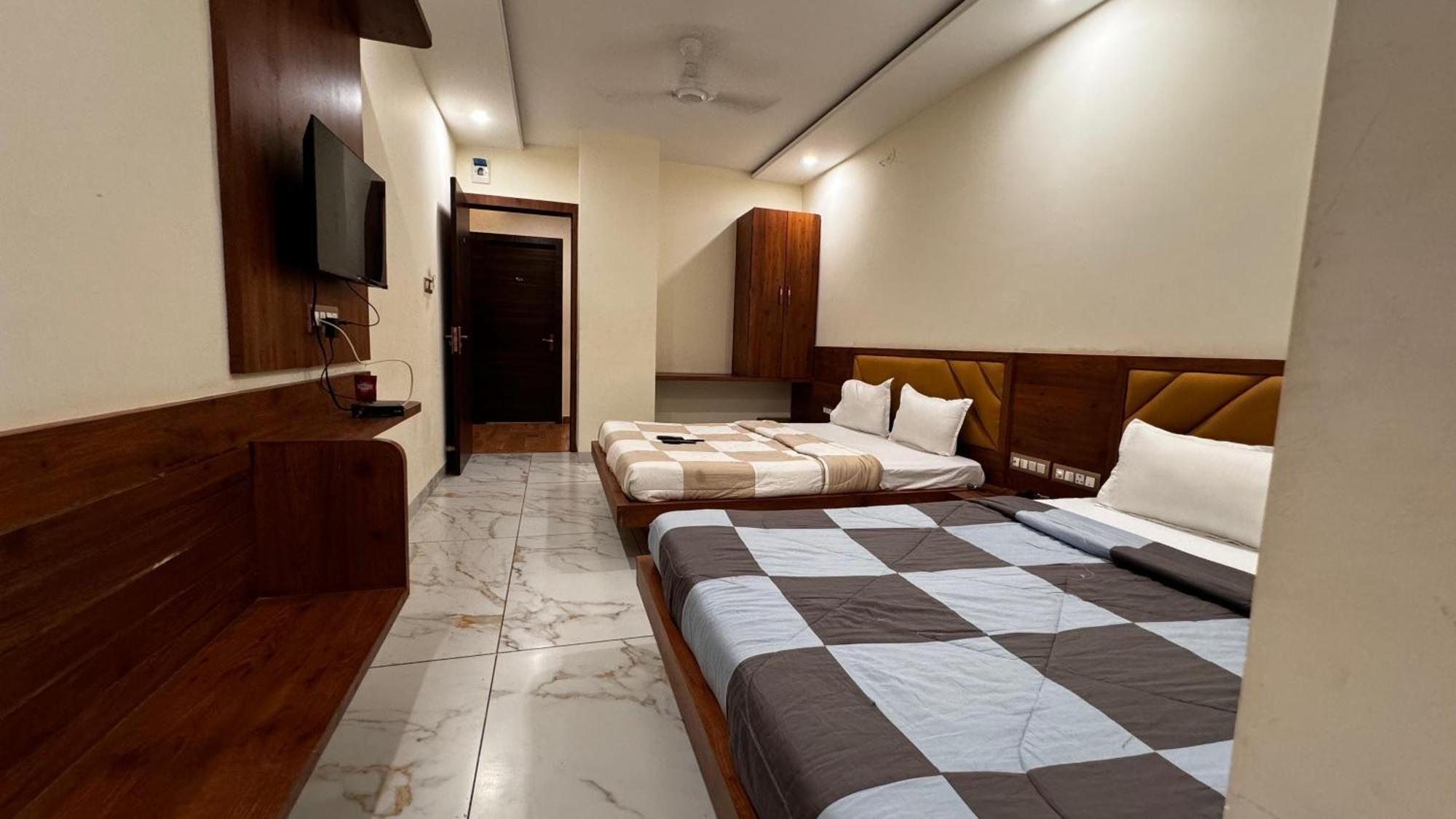 Hotel Prakasham 우자인 외부 사진