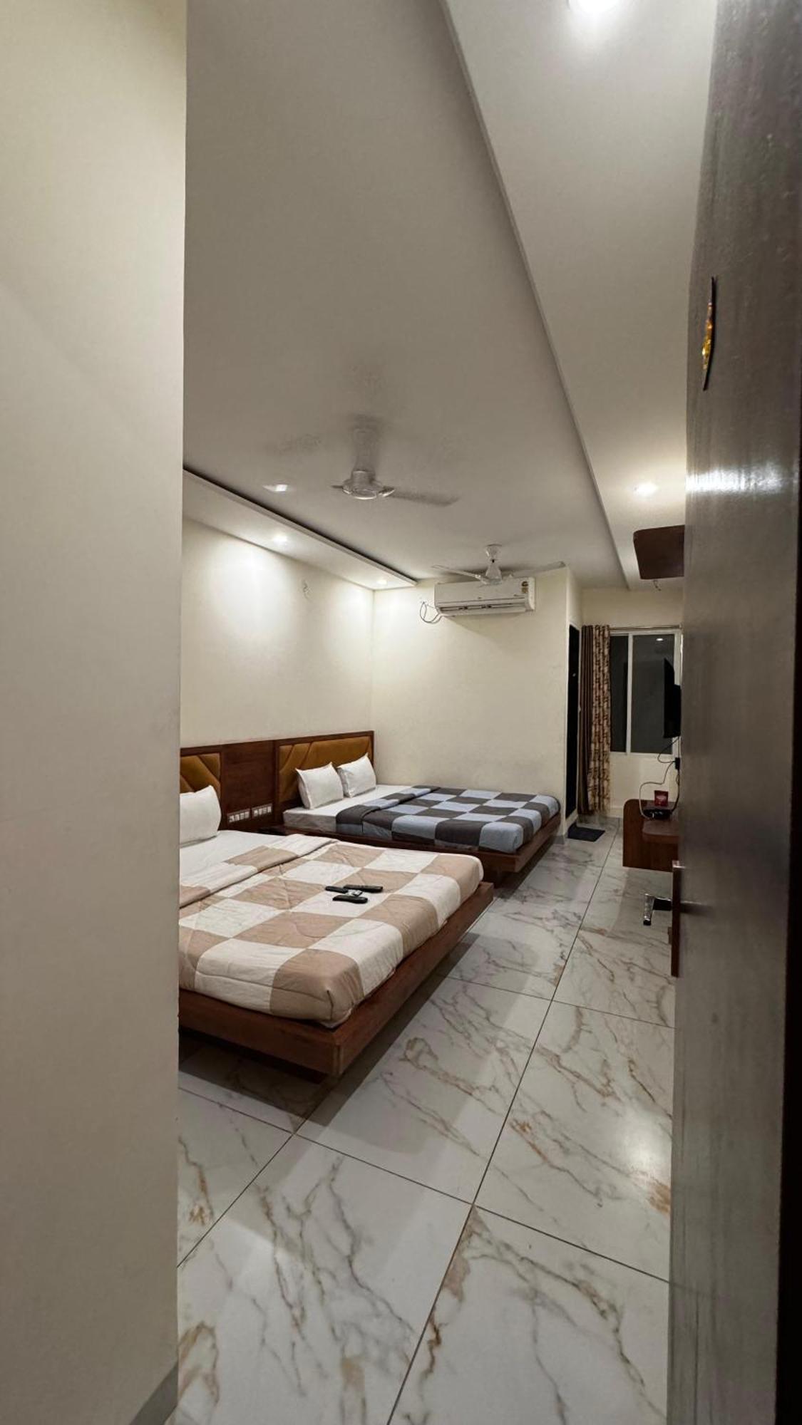 Hotel Prakasham 우자인 외부 사진