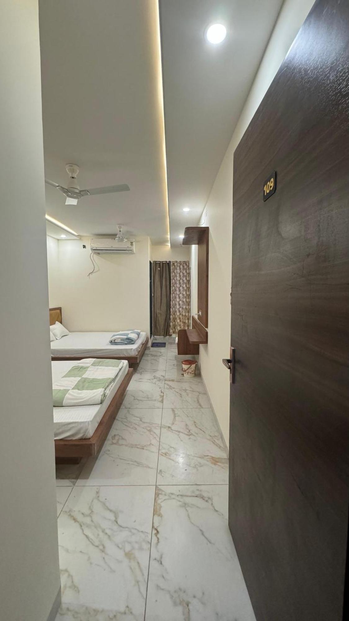 Hotel Prakasham 우자인 외부 사진