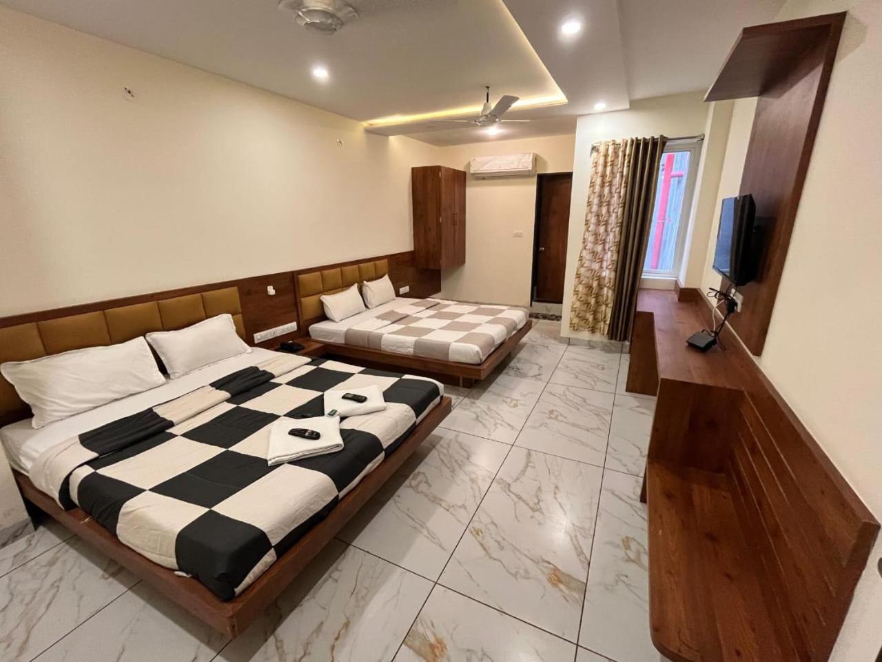 Hotel Prakasham 우자인 외부 사진