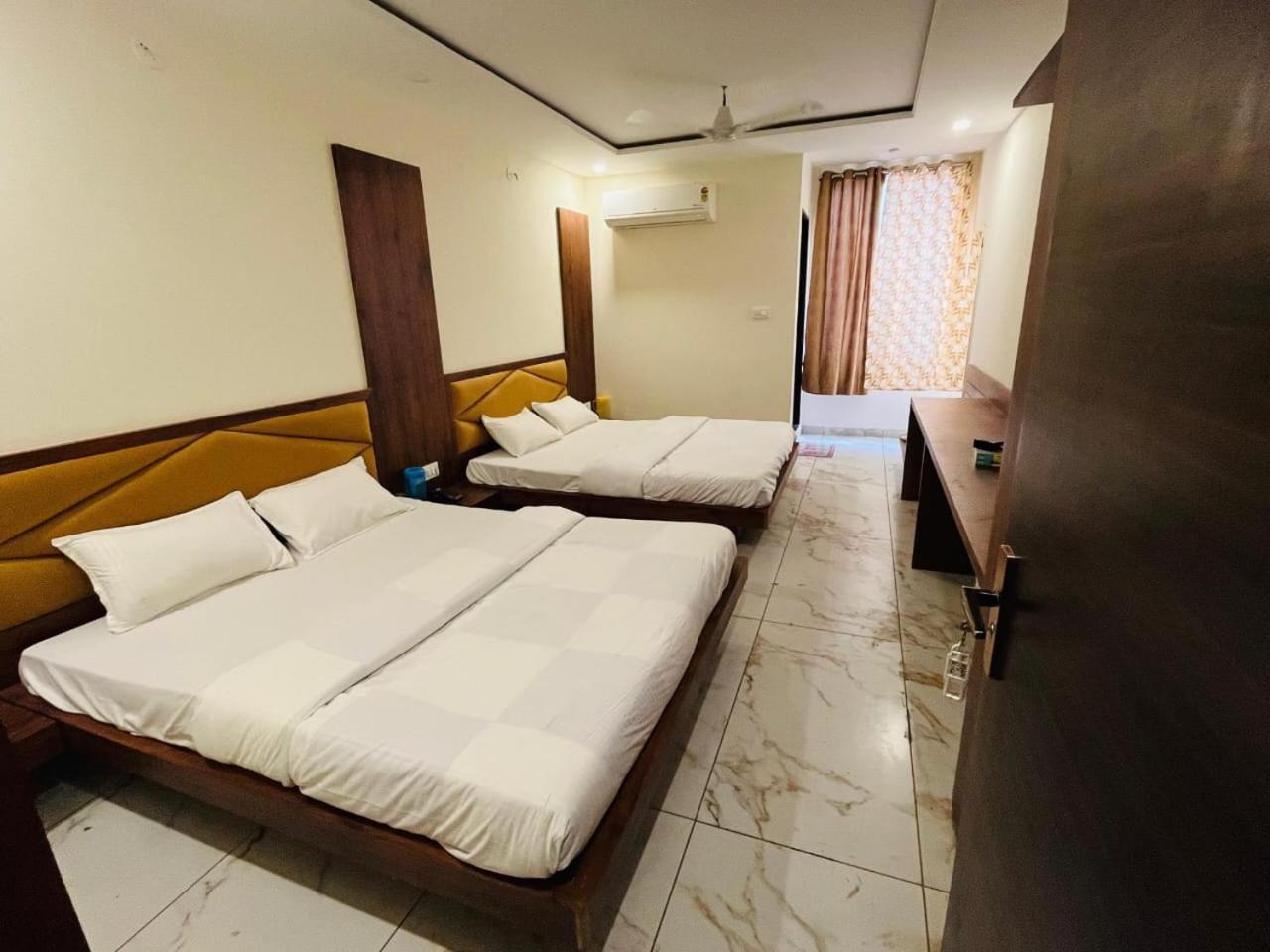 Hotel Prakasham 우자인 외부 사진