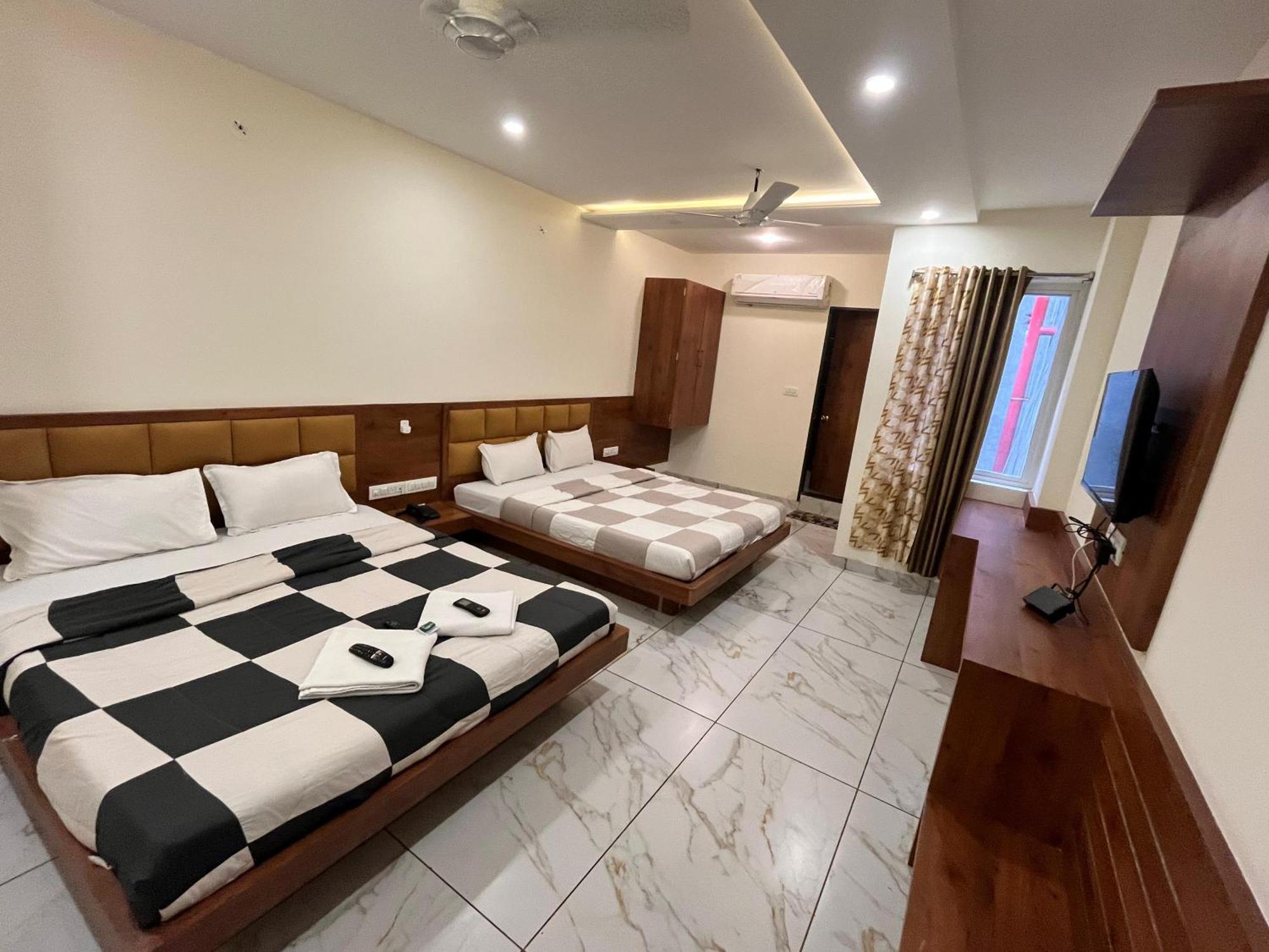 Hotel Prakasham 우자인 외부 사진