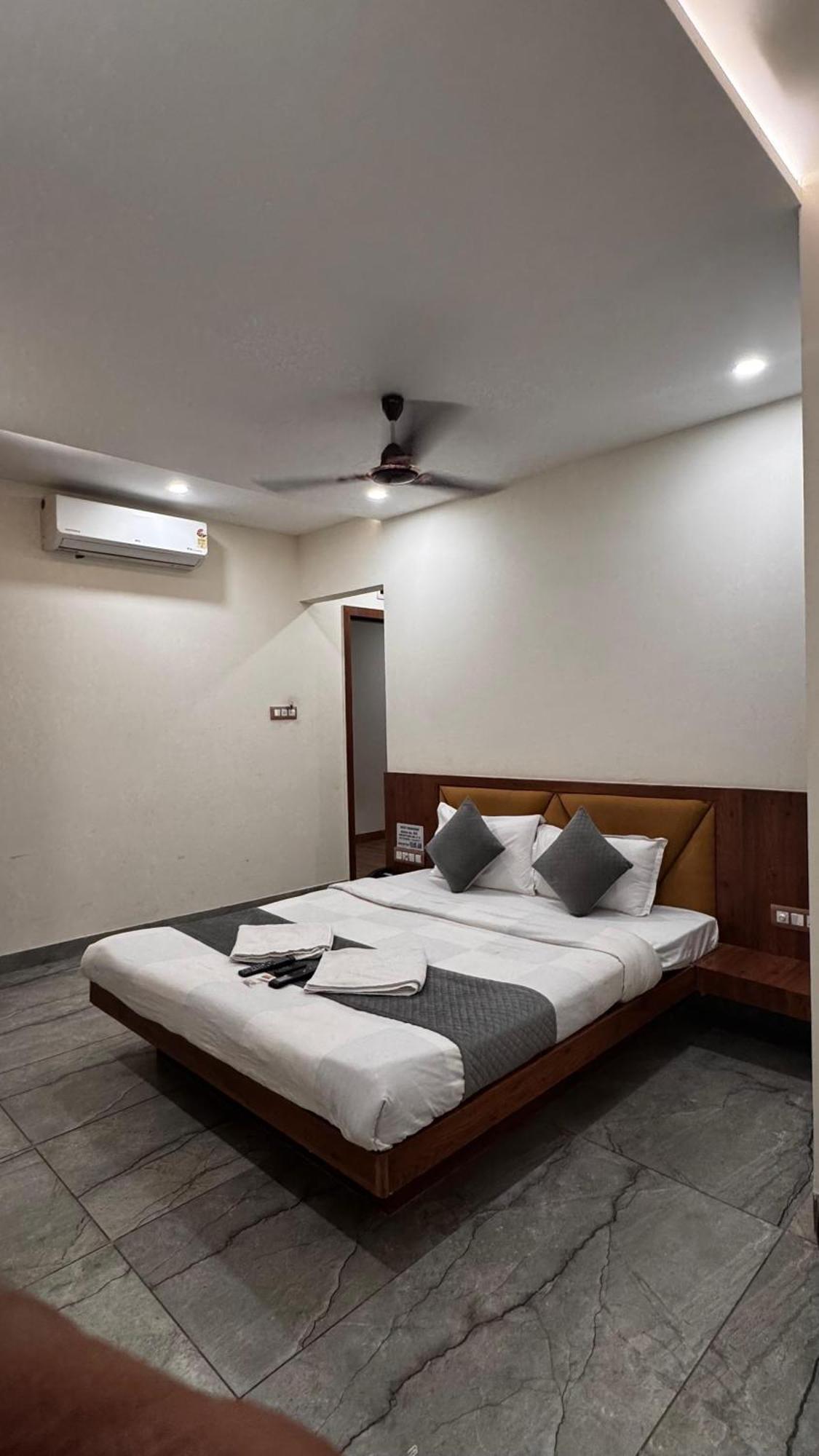 Hotel Prakasham 우자인 외부 사진