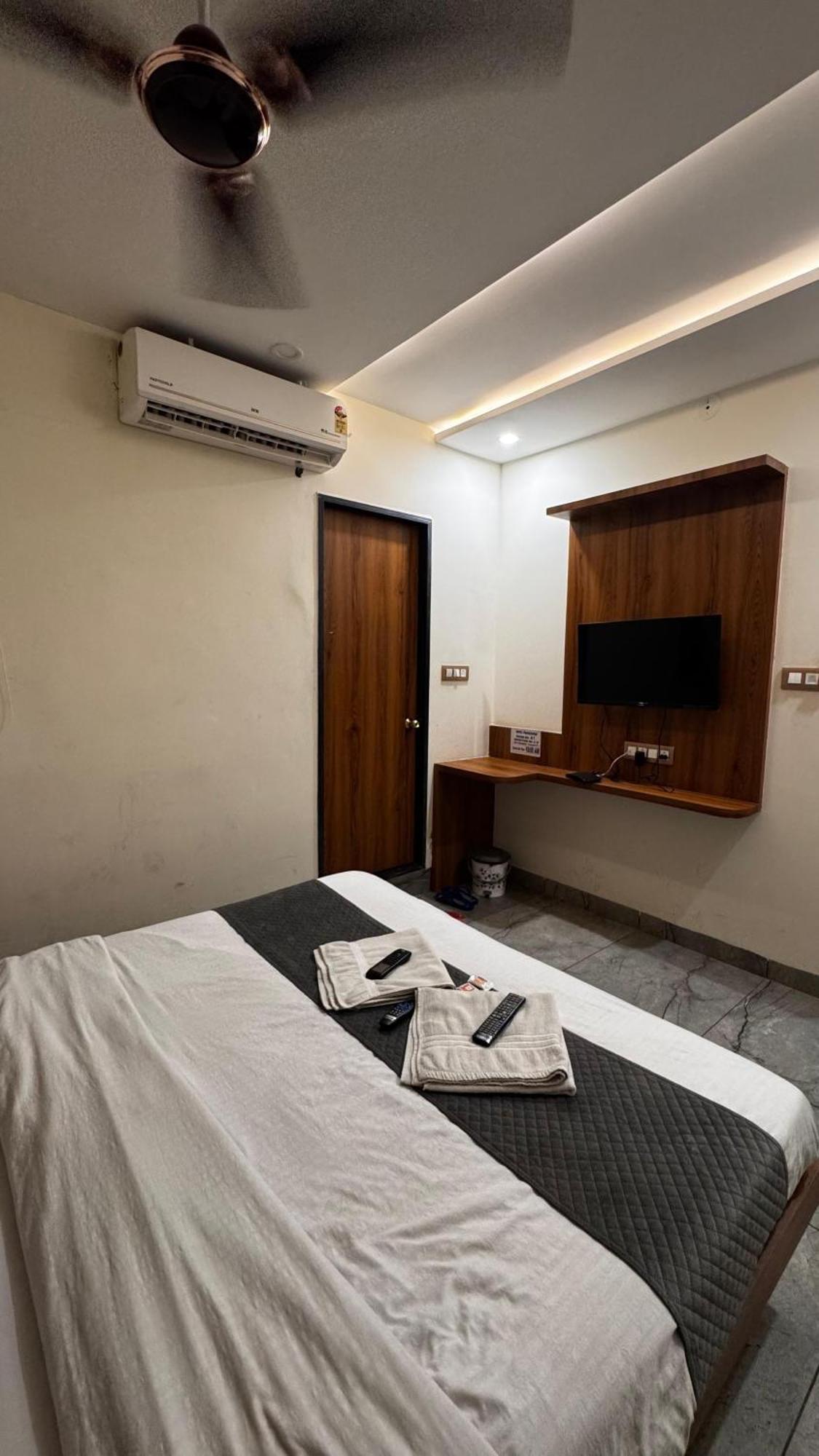 Hotel Prakasham 우자인 외부 사진