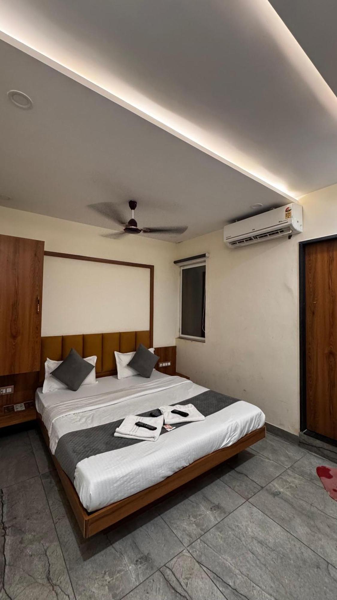 Hotel Prakasham 우자인 외부 사진