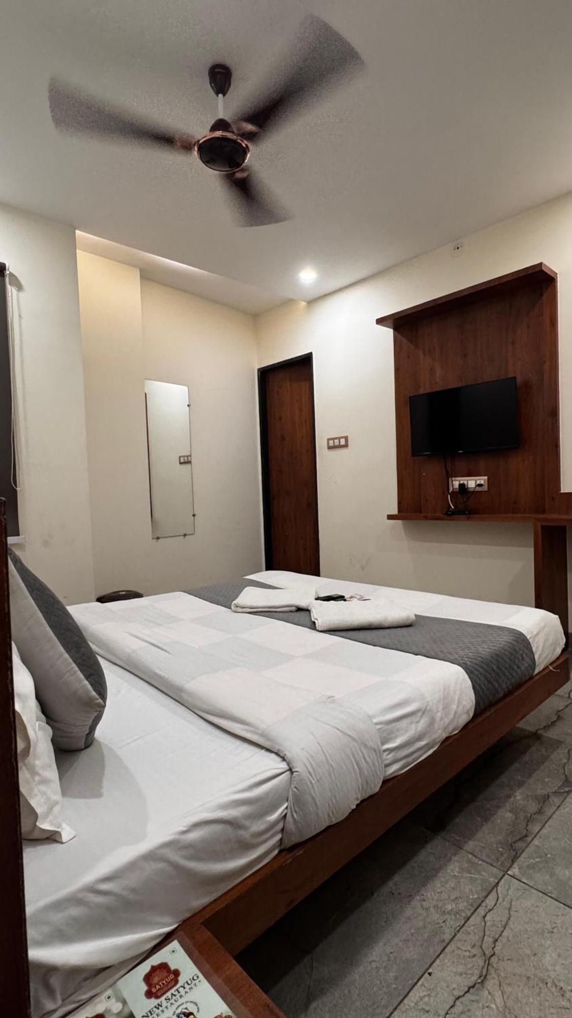 Hotel Prakasham 우자인 외부 사진
